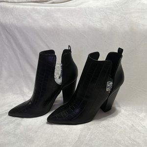 Crocodile boots with cuts on each side